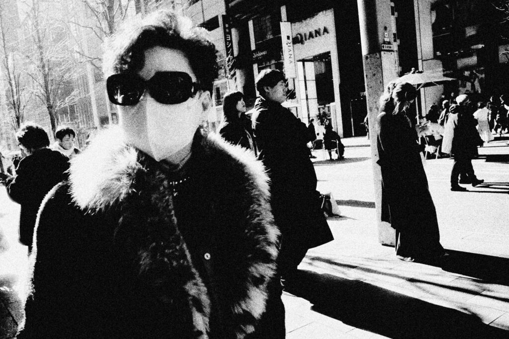 photo-tokyo-noir-et-blanc-sans-contact-foule-rue-photographie-de-rue